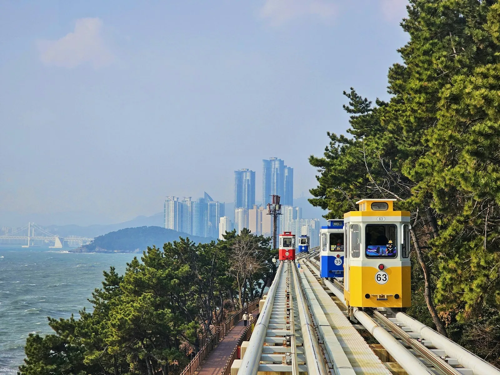 Cable cars on a scenic coastal track — Del Mar's bluff-side LOSSAN rail context