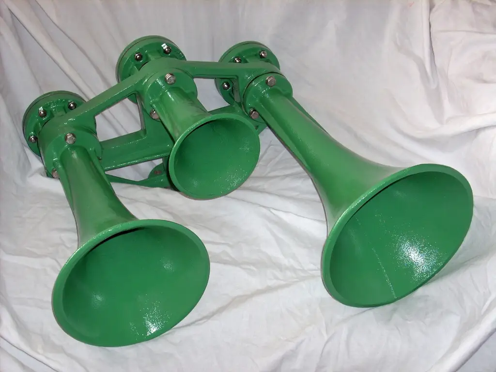 Three-chime locomotive air horn, the style of horn vehicle train horn kits replicate