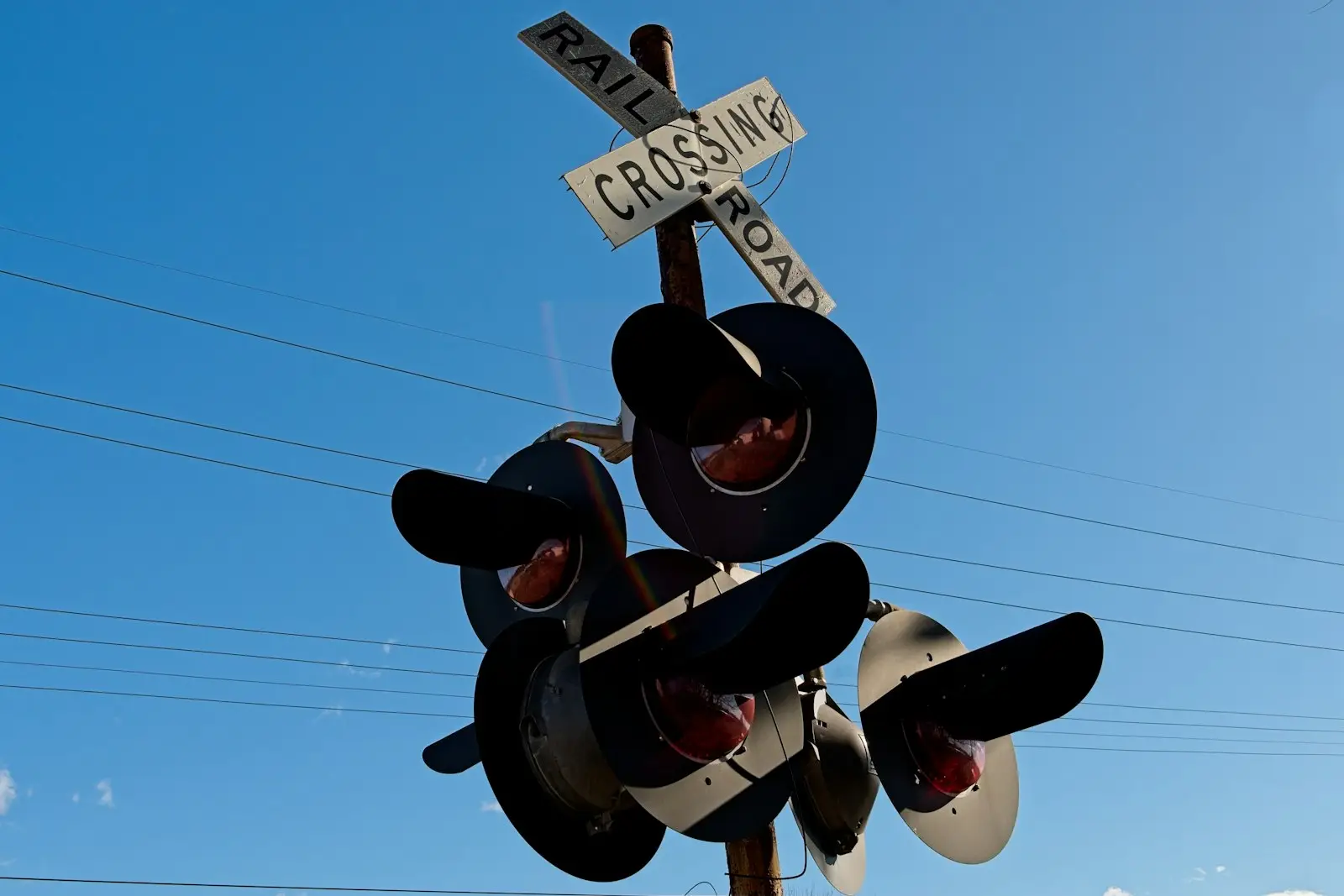 Railroad crossing signal with flashing lights