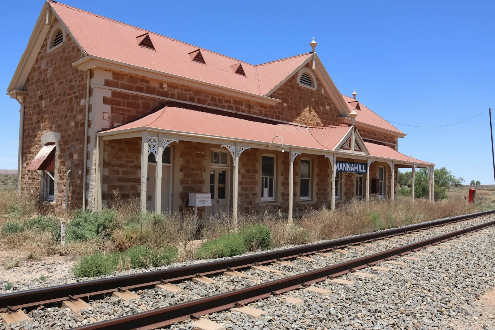 Manna Hill railway station on main line. Abandoned.