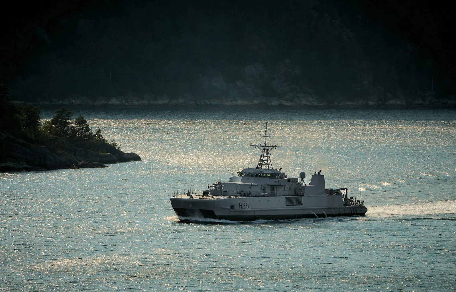 KNM Otra. Du har fotografert en norsk minejeger av Alta-klassen – KNM Otra (M351). Dette er et relativt lite, spesialisert krigsskip designet for minekrigføring
